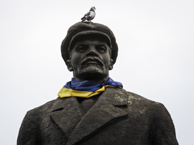 Pombo pousa em uma estátua do líder da Revolução Bolchevique, Vladimir Lenin, em Slaviansk, na Ucrânia - 12/03/2015