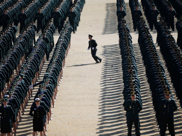 Oficial militar sul-coreano corre durante cerimônia de comissão conjunta para 6478 novos oficiais do exército, marinha, força aérea e fuzileiros navais; na sede militar em Gyeryong (Coreia) - 12/03/2015