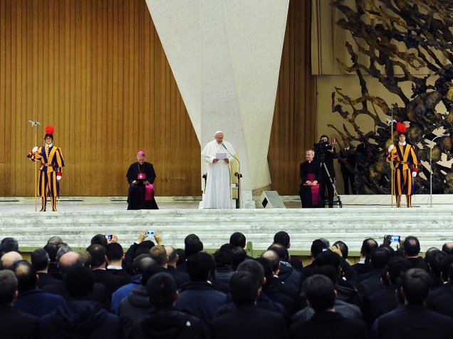 Papa Francisco discursa na audiência da Penitenciária Apostólica durante a Aula Paolo IV do Vaticano, na Itália