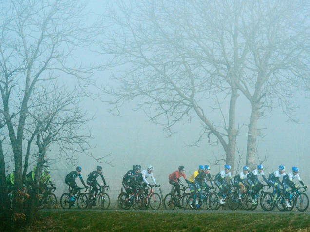 Atletas competem a 73ª edição da corrida ciclística Paris-Nice durante forte neblina na França