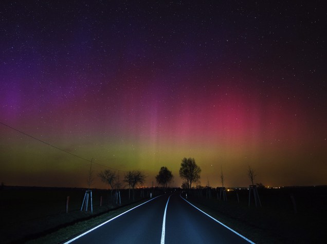 Uma aurora boreal é fotografada no céu nos arredores da cidade de Lietzen, na Alemanha