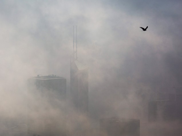 Uma densa neblina cobre os edifícios em Hong Kong - 18/03/2015