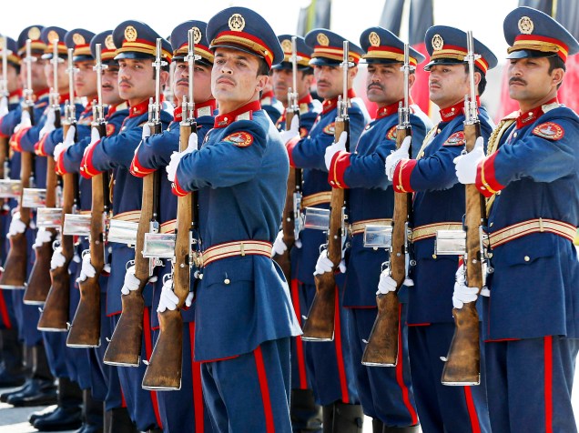 Guardas em posição durante cerimônia de formatura na Academia Nacional Militar em Cabul, no Afeganistão - 18/03/2015