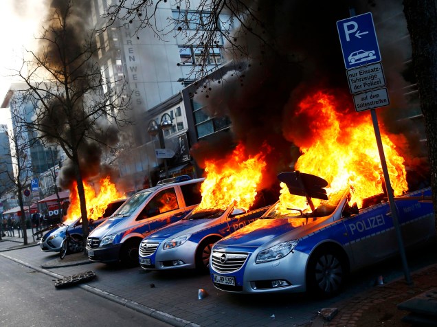 Carros da polícia alemã são incendiados por manifestantes anti-capitalistas perto do Banco Central Europeu (BCE); horas antes da abertura oficial da nova sede em Frankfurt (Alemanha) - 18/03/2015