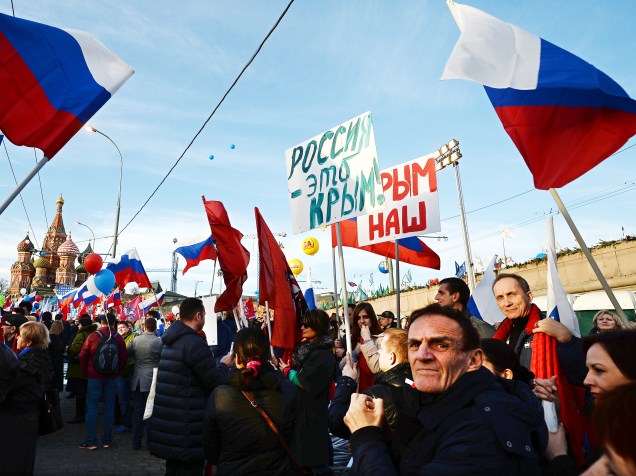 Ativistas Pro-Kremlin participam de um comício em Moscou celebrando o aniversário de um ano desde que o presidente, Vladimir Putin, assinou um contrato anexando a Crimeia ao território Russo -18/03/2015