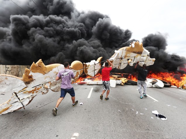 Manifestantes do MTST (Movimento dos Trabalhadores Sem Teto), protestam bloqueando a marginal Tietê, próximo ao Anhembi no sentido da rodovia Ayrton Senna, em São Paulo - 18/03/2015