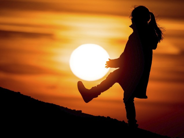 Menina durante o pôr do sol em Sieversdorf, na Alemanha - 19/03/2015