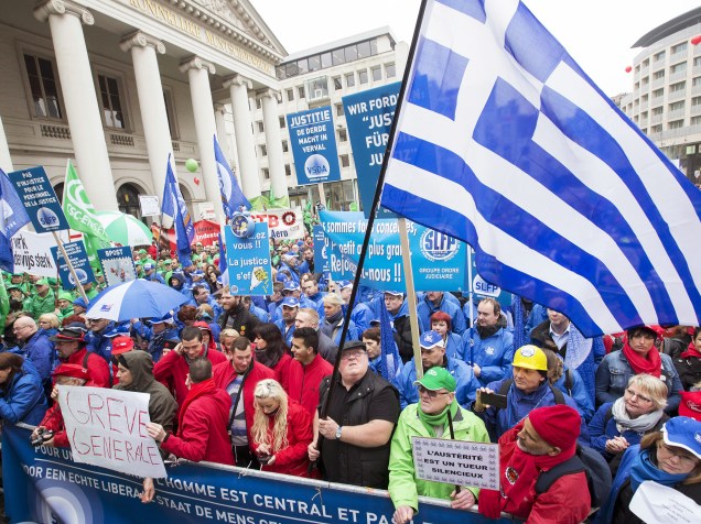Manifestantes se reúnem no centro de Bruxelas durante reunião dos sindicatos. Milhares de trabalhadores, empregados e membros do sindicato do setor público protestam em relação às medidas de austeridade tomadas pelo governo belga - 19/03/2015