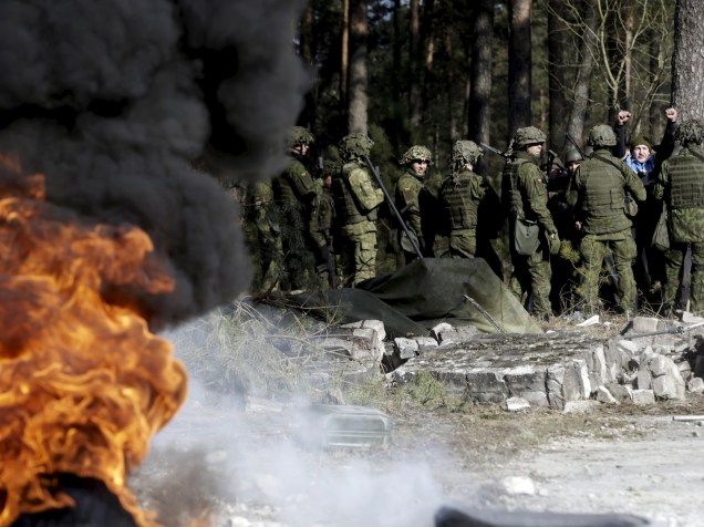 Treinamento anti-motim de uma unidade da nova força de reação rápida da Lituânia, formada em novembro de 2014 em resposta à anexação Russa da Criméia e da crise da Ucrânia