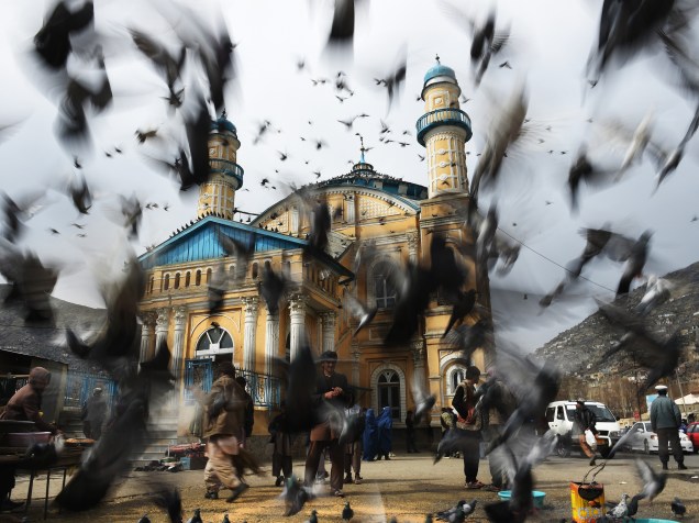 Pombos voam na frente da mesquita Shahi Doshamshira onde uma mulher afegã foi espancada até a morte e seu corpo incendiado por uma multidão, em Cabul por ter supostamente queimado uma cópia do Alcorão - 20/03/2015