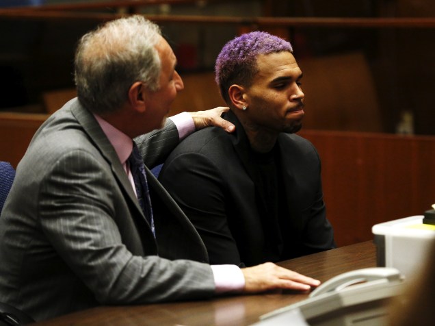 O cantor norte-americano Chris Brown, de cabelo roxo, comparece ao tribunal com seu advogado para uma audiência em Los Angeles, na Califórnia. Brown concluiu com êxito todos os termos de sua liberdade condicional devido à agressão à sua então namorada, a cantora Rihanna em 2009 - 20/03/2015