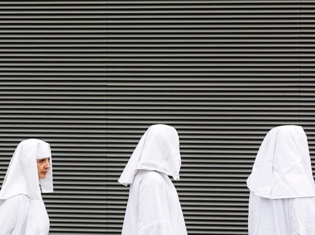 Três membros da Ordem dos Druídas caminham em direção à Tower Hill em Londres, para comemorar o Equinócio da Primavera, quando o dia e a noite tem a mesma duração. A data também simboliza nova vida, e fertilidade - 20/03/2015
