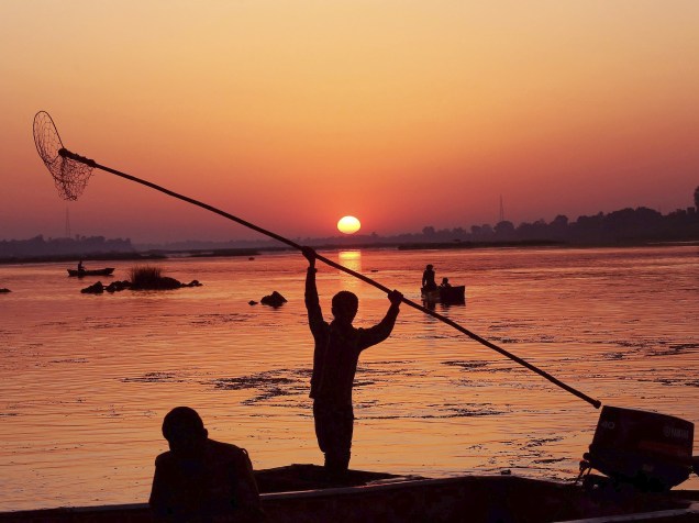 Pescadores indianos se preparam para um dia de pesca nas margens do rio Narmada, em Dewas, na Índia - 20/03/2015