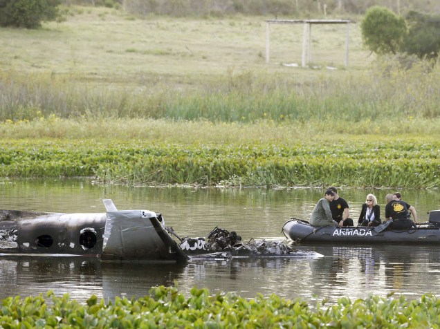 Membros da Marinha observam destroços do avião que caiu na Laguna del Sauce, (Punta del Este). O avião com dez pessoas a bordo com destino à Argentina caiu logo após decolagem, ninguém sobreviveu - 20/03/2015