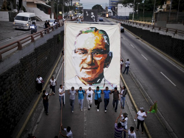 Um retrato do arcebispo Oscar Arnulfo Romero foi carregado, durante a marcha que marca os 35 anos de seu assassinato em San Salvador, (El Salvador). Oscar foi morto por um esquadrão da morte direitista em 1980, e é um ícone da Igreja Católica na América Latina