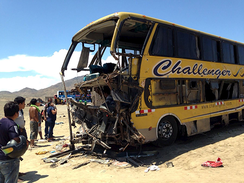 Carcaça de ônibus é vista em estrada peruana depois do acidente que envolveu vários veículos na segunda-feira (23/03), perto da cidade de Huarmey