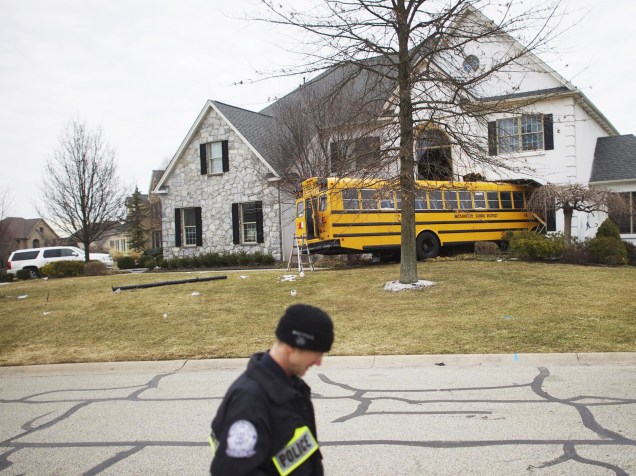 Um ônibus escolar invadiu uma casa em Blue Bell, na Pensilvânia (EUA). O veículo transportava nove estudantes; ninguém se feriu