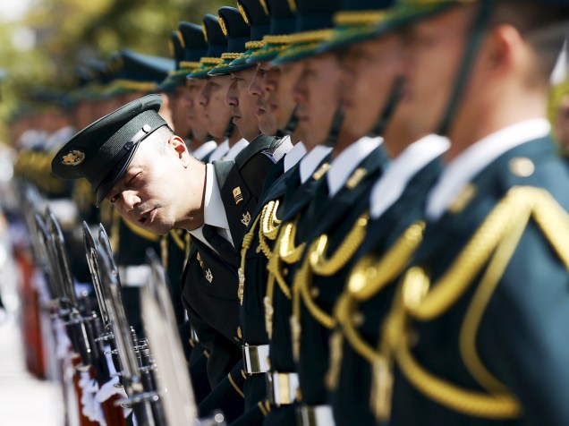 Membros da guarda de honra das Forças de Autodefesa do Japão durante cerimônia para o general do Exército dos Estados Unidos, Martin Dempsey, o principal comandante das forças armadas americanas, no Ministério da Defesa em Tóquio - 25/03/2015