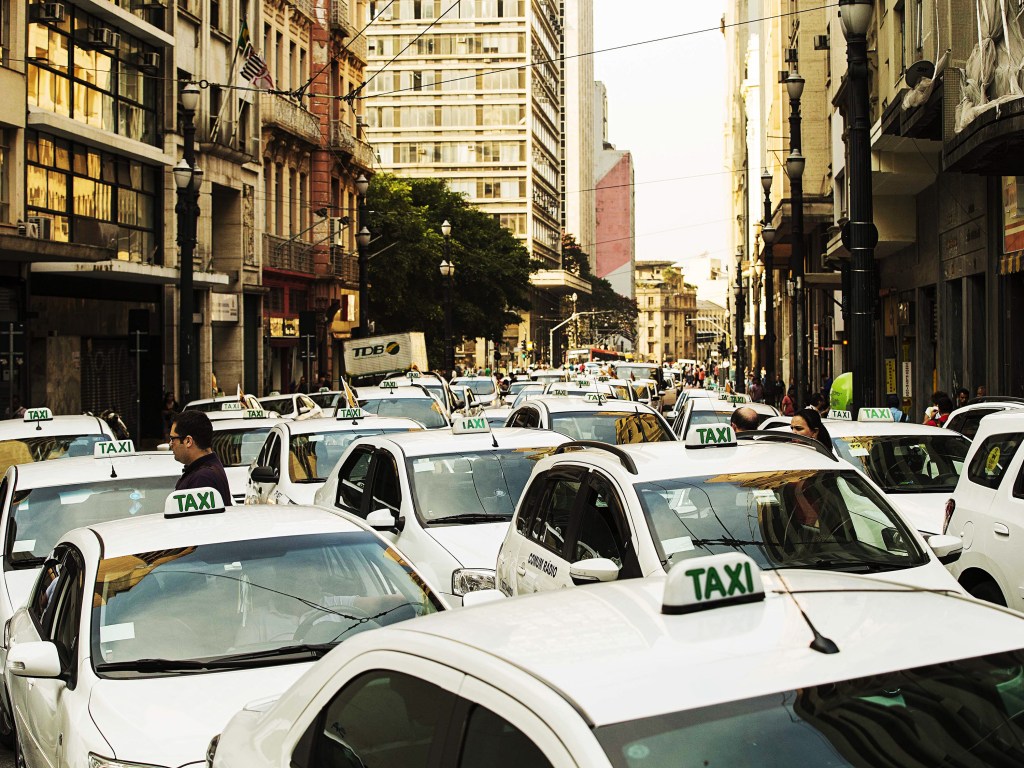 Taxistas pedem mais segurança durante protesto no centro de São Paulo, na tarde desta sexta-feira. Os manifestantes seguiram em carreata até a Secretaria de Segurança Pública - 27/03/2015