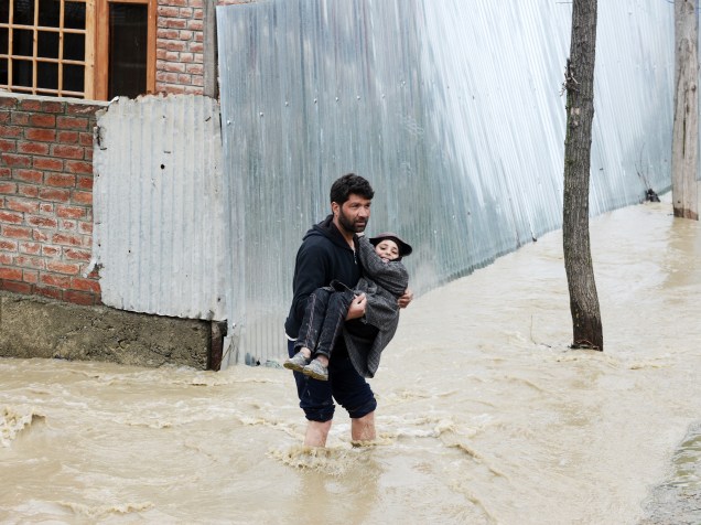 Morador enfrenta enchente em bairro de Srinagar. Ao menos dez pessoas morreram devido ao desastre causado pelas fortes chuvas, centenas de moradores tiveram que deixar suas casas - 30/03/2015