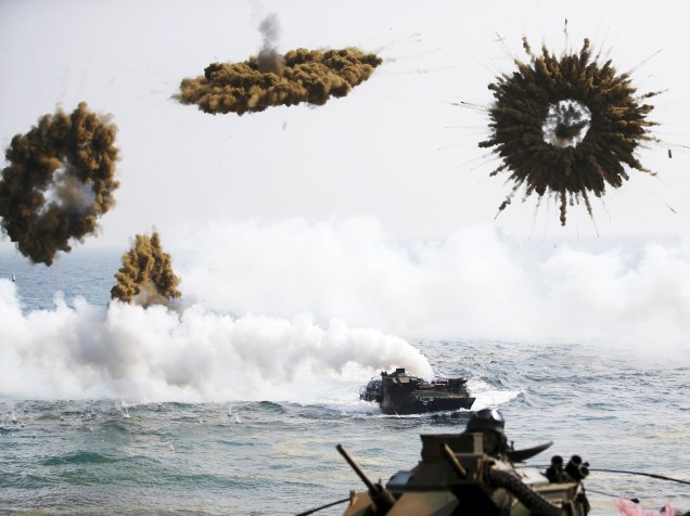 Veículos anfíbios sul-coreanos jogam bombas de fumaça enquanto se aproximam da terra, em operação de treinamento em conjunto com os Estados Unidos - 30/03/2015