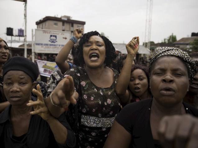 Mulheres protestam contra irregularidades nas eleições em Port Harcourt. O presidente da comissão eleitoral da Nigéria admitiu preocupação com as denúncias de irregularidades - 30/03/2015