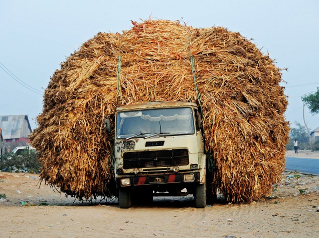 Caminhão transporta uma carga excessiva de palha de milho entre as cidades de Mogadíscio e Afgoye, na Somália - 31/03/2015