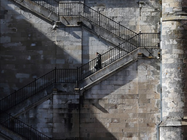 Mulher caminha por uma escada até o porto da cidade de Ramsgate, no Reino Unido - 31/03/2015
