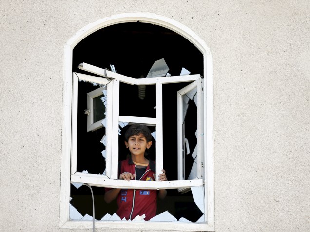 Menino olhou pela janela de sua casa danificada por um ataque aéreo perto do aeroporto de Saná, no Iêmen. A capital do país sofreu um dos bombardeios mais violentos desde o início dos ataques da coalizão árabe pela Arábia Saudita