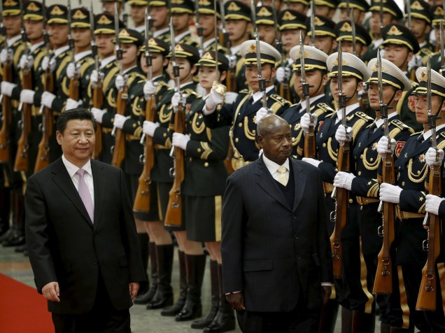 Yoweri Museveni, presidente da Uganda, e o presidente da China, Xi Jinping, durante cerimônia de boas vindas no Grande Salão do Povo em Pequim
