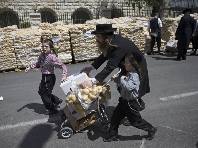 Judeus ultra-ortodoxos se reúnem para distribuir comida aos pobres enquanto se preparam para feriado judaico