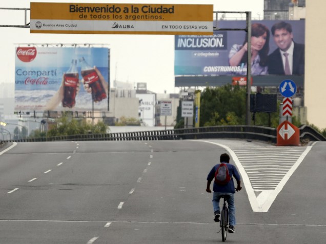 Homem anda de bicicleta em estrada vazia. Argentina anunciou greve geral por 24 horas, a paralização é liderada pelo setor de transportes em protesto contra o aumento dos impostos