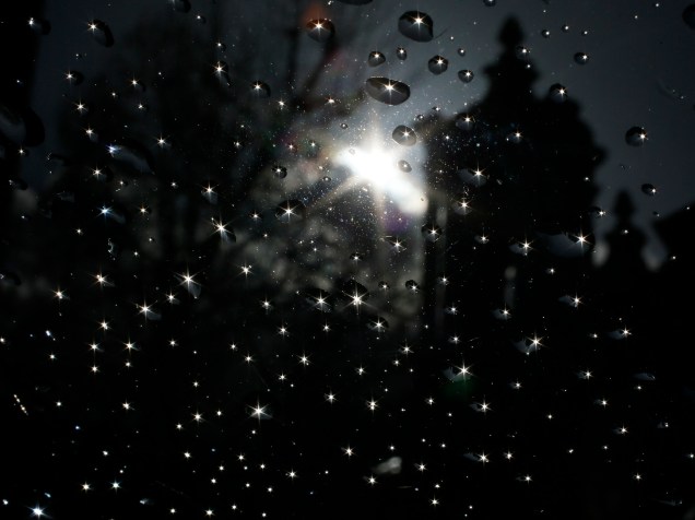 Luz do sol refletiu em gotas de chuva em uma janela em Londres