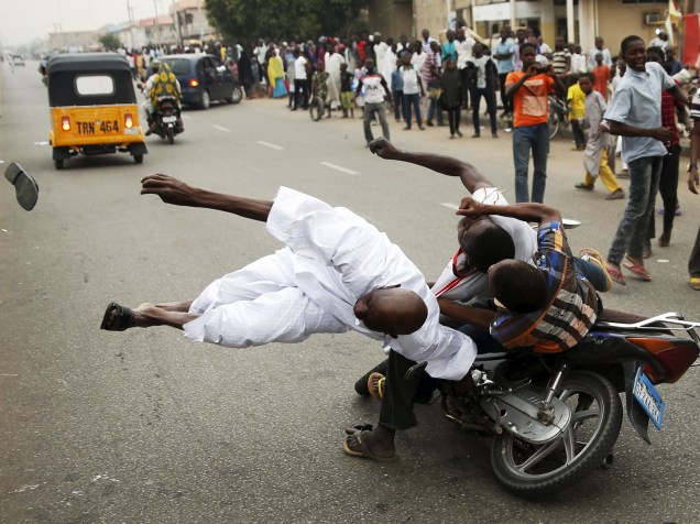 Homem foi atropelado durante festa para comemorar a vitória do candidato de oposição, Muhammadu Buhari, do partido Congresso de Todos os Progressistas (APC). As eleições presidenciais na Nigéria foram marcadas por ameaças do Boko Haram e suspeitas de irregularidades