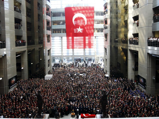 Funeral do promotor Mehmet Selim Kiraz encheu o Palácio de Justiça em Istambul. Kiraz foi feito refém por um grupo de extrema-esquerda e morreu dos ferimentos que ocorreram durante o resgate, seus dois sequestradores foram mortos