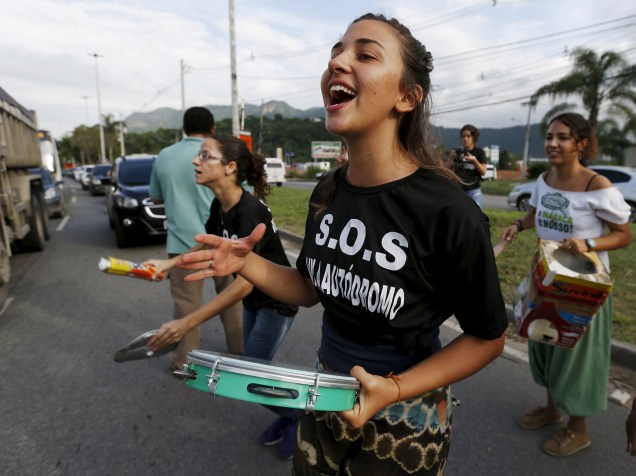 Moradores da favela Vila Autodromo bloquearam a Avenida Abelardo Bueno protestando contra as construções para os Olimpíadas Rio 2016. No dia 27 foi determinado que o local da favela seria necessário para uso público