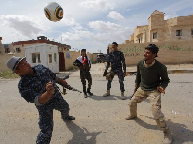 Membros das forças de segurança iraquianas jogaram futebol em Tikrit. O exército iraquiano retomou recentemente o controle da cidade, que estava nas mãos dos jihadistas