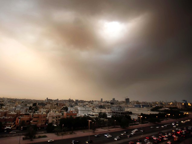 Tempestade de areia se formou em Kuwait. O departamento de meteorologia de Kuwait enviou um alerta de que os ventos podem chegar a 70 km por hora