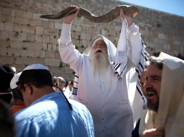Judeu segura um chifre animal enquanto recita a benção dos Cohanim (sacerdotes) durante feriado da passagem, a Páscoa judaica - 06/04/2015