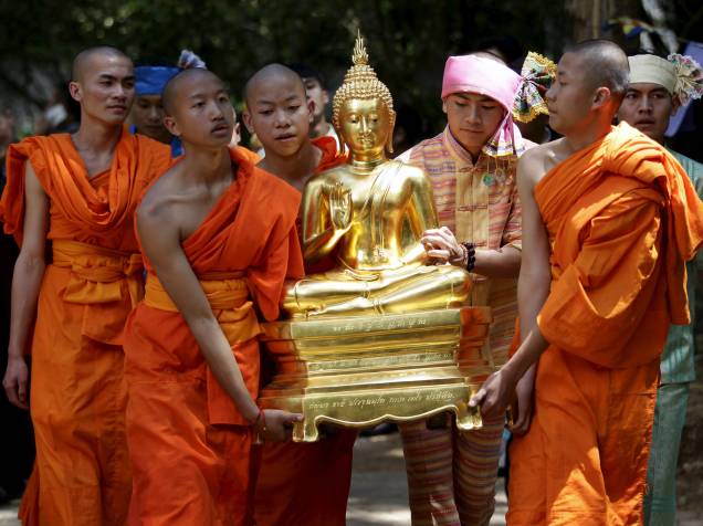 Estátua é carregada por monges budistas em Yunnan, China, em celebração ao aniversário de Buda - 06/04/2015