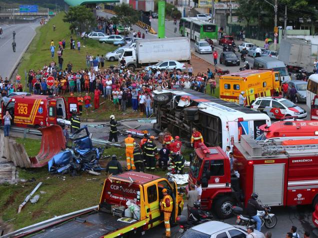 Acidente no km 25 da rodovia Anhanguera, zona norte de São Paulo, deixa uma pessoa morta. Sete viaturas do corpo de bombeiros estão no local - 06/04/2015