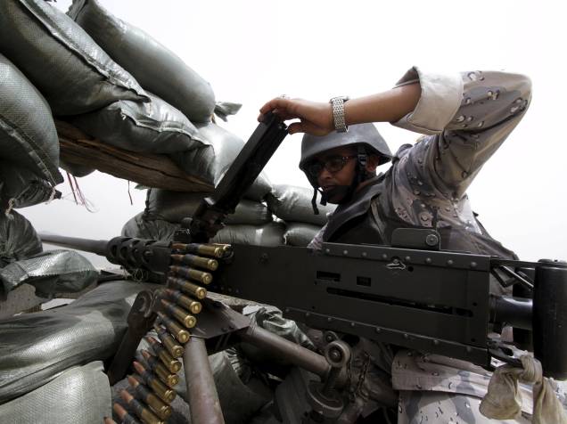 Soldado posicionado na fronteira da Arábia Saudita com o Iémen recarrega sua arma - 04/06/2015