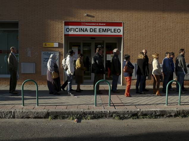 Fila em frente a um posto de empregos do governo em Madrid. O número de espanhóis desempregados caiu 1.3% em março, mas 4,45 milhões continuam desempregados - 06/04/2015