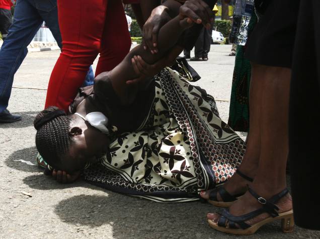 Mulher chora no local em que são preservados os corpos de estudantes mortos no ataque de quinta feira, em Nairobi. Filho de um oficial do governo queniano era um dos atiradores mascarados que mataram cerca de 150 pessoas em uma universidade - 06/04/2015