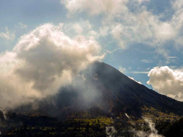 Cinzas são expelidas pelo vulcão Turrialba, na Costa Rica - 06/04/2015