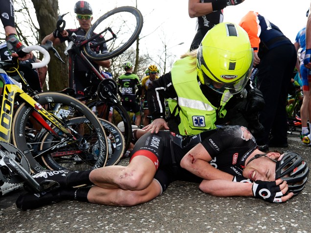 Ciclista irlandês Sam Bennett reage após sofrer uma queda durante a corrida Scheldeprijs em torno da cidade Schoten, na Bélgica