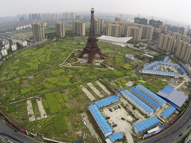 Vista aérea de uma réplica da Torre Eiffel e edifícios residenciais em Hangzhou, província de Zhejiang, na China