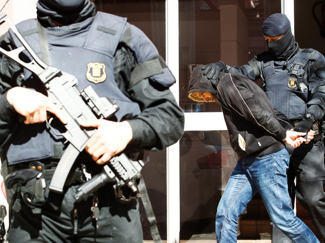 Um homem suspeito de ligações com o Estado Islâmico é preso durante uma operação da polícia anti jihadista em Sabadell, na Espanha - 08/04/2015