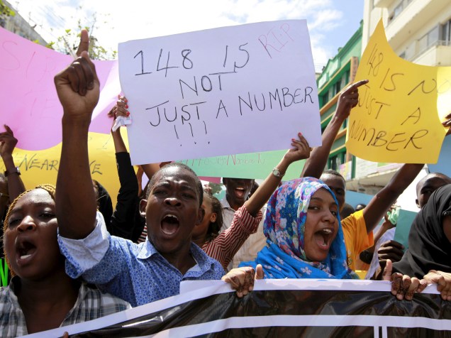 Universitários reúnem para condenar o ataque ocorrido na Universidade Garissa, Quênia. No cartaz, lê-se "148 não é só um número" - 08/04/2015