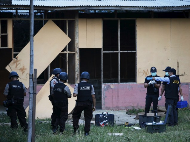 Polícia forense da Indonésia investiga área onde uma explosão deixou quatro feridos nesta quarta-feira - 08/04/2015